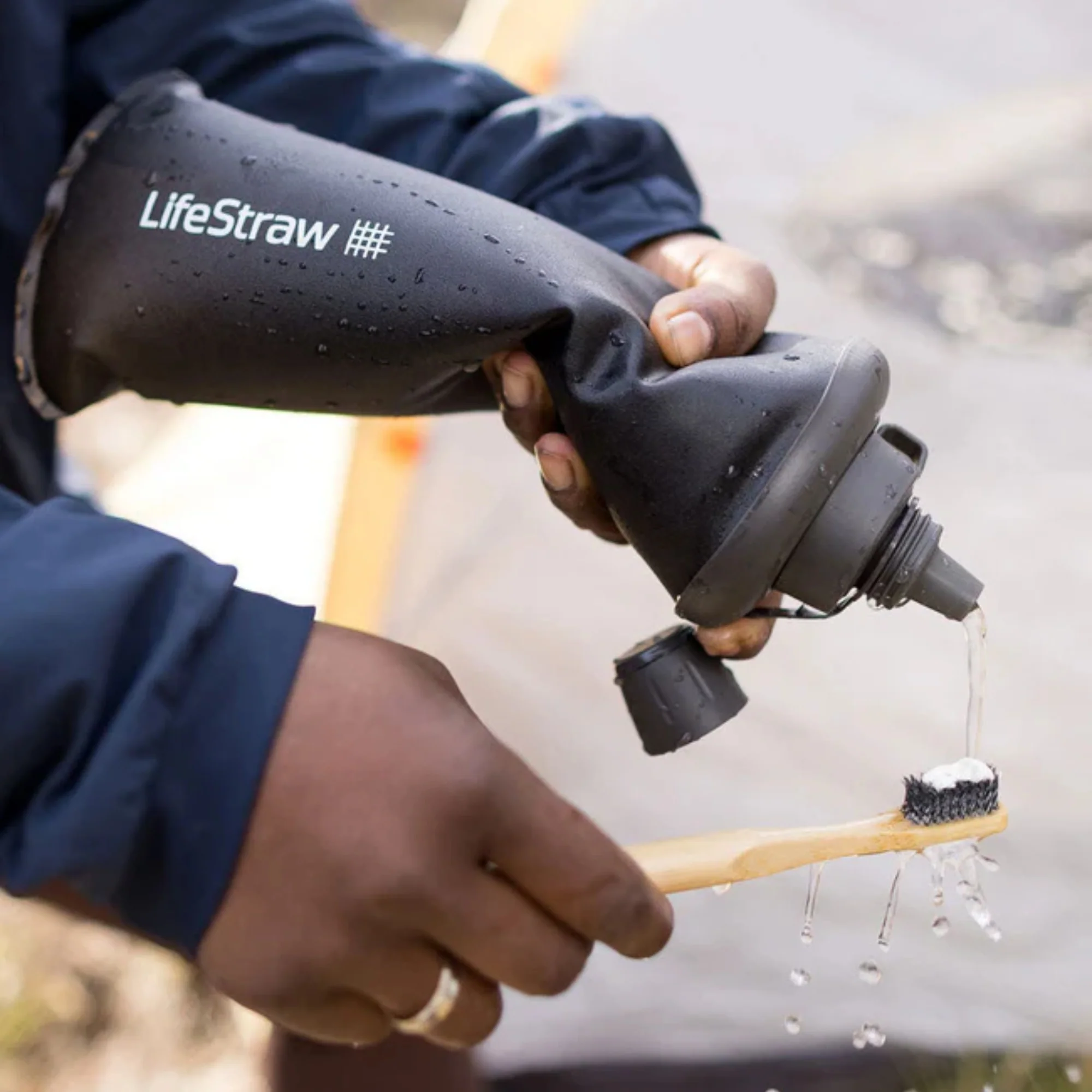 Peak Series Collapsible Squeeze 1L Bottle with Filter by LifeStraw - Image 2